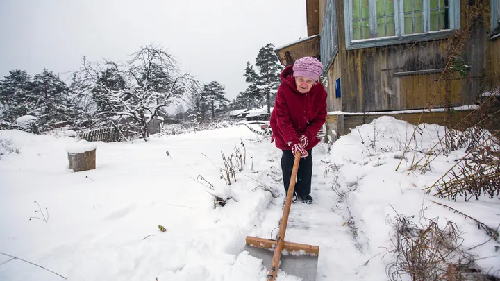 Shoveling Snow Heart Risks: Age 45+ Alert