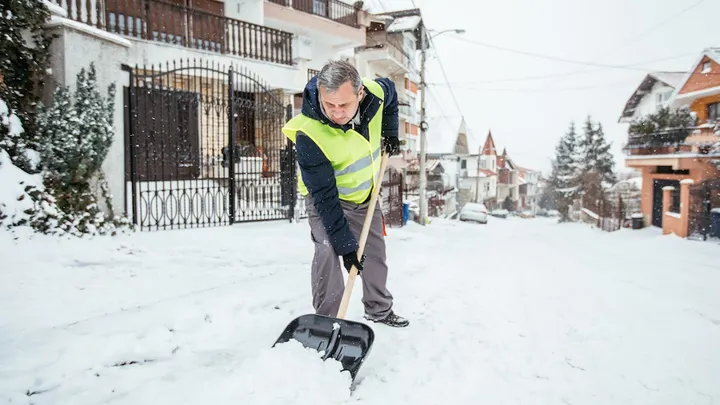 Shoveling Snow Heart Risks: Age 45+ Alert