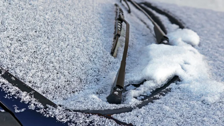 Shoveling Snow Heart Risks: Age 45+ Alert